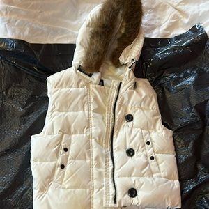 White lightweight puffer vest with hood, detachable fur around hood